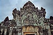 Angkor - Banteay Samre, west gopura of the first enclosure, fronton of the east (inner) side, the conjunction of the sun and the moon.